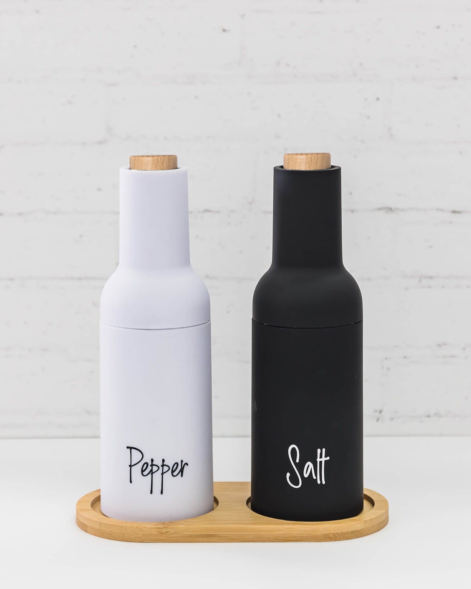 Black and White Gravity Salt & Pepper Grinders – Modern design with contrasting colors and gravity operation for easy seasoning.