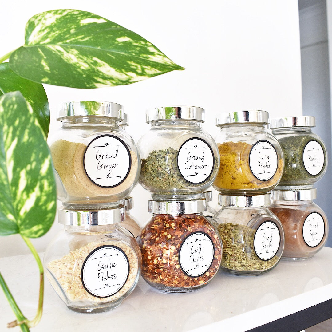 Round spice jar labels, 4cm in size, for easy identification of herbs and spices.