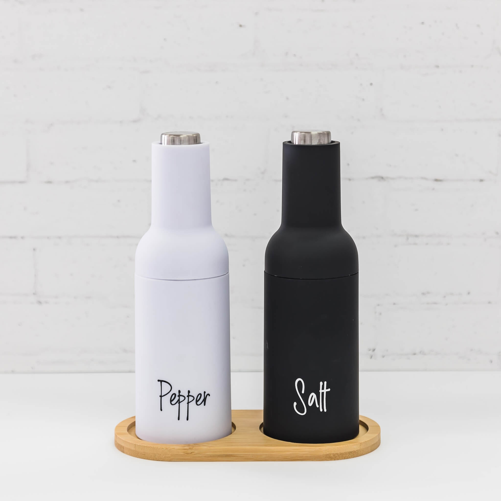 Black and White Gravity Salt & Pepper Grinders – Modern design with contrasting colors and gravity operation for easy seasoning.