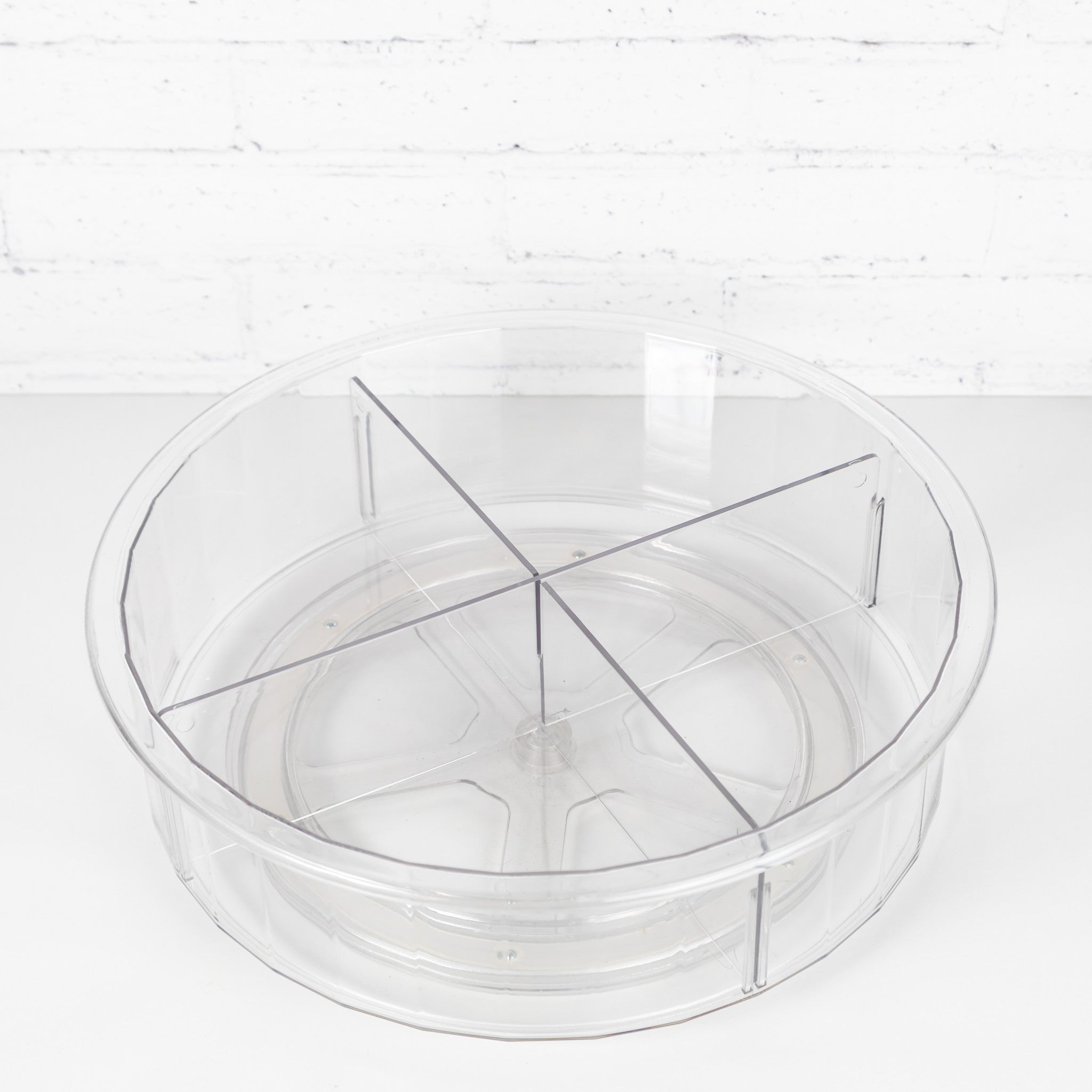  Smooth turning mechanism of the Crystal Lazy Susan for easy access to items.